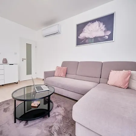 Brand New Split3 Apartment