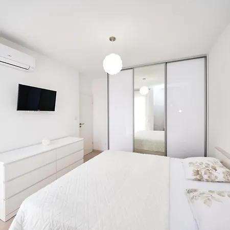 Brand New Split3 Apartment Split